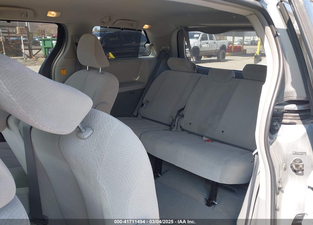 2011 TOYOTA SIENNA LE V6 VIN: 5TDKK3DC6BS156052