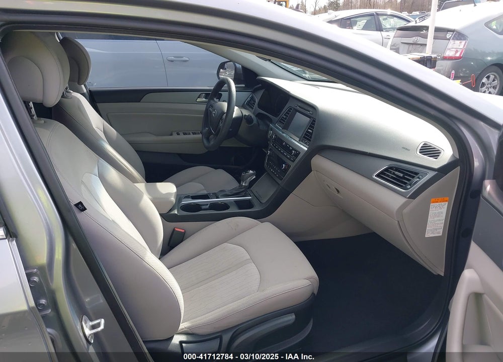 2017 HYUNDAI SONATA HYBRID VIN: KMHE24L12HA043607