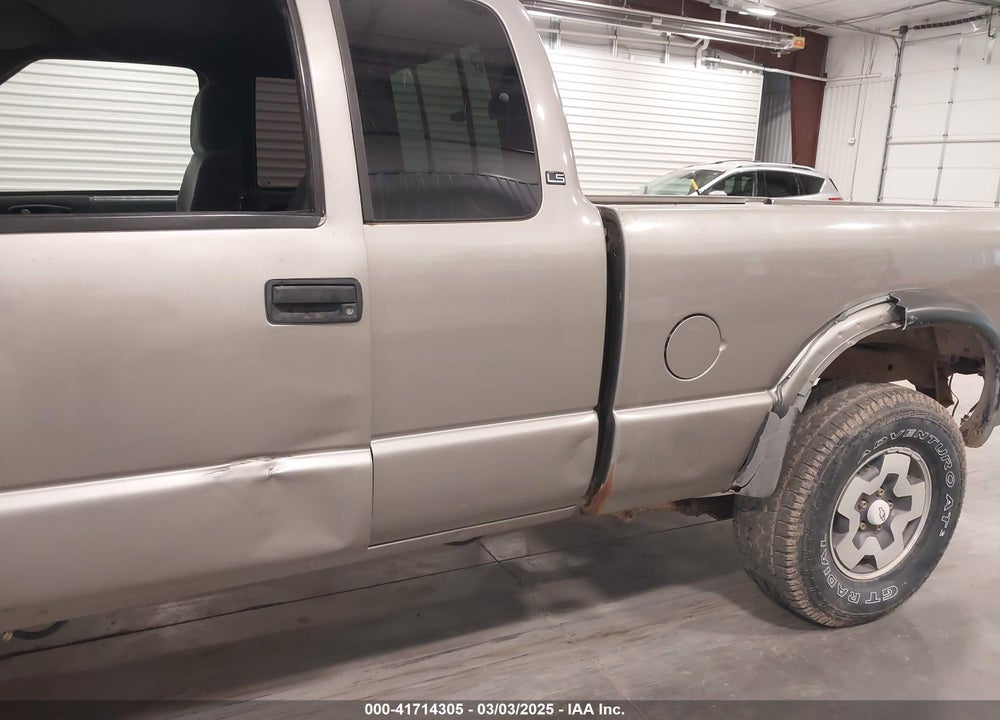 2000 CHEVROLET S-10 LS VIN: 1GCCT19W5Y8187170