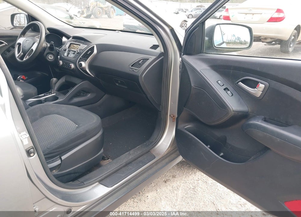 2011 HYUNDAI TUCSON GL VIN: KM8JT3AB7BU227318