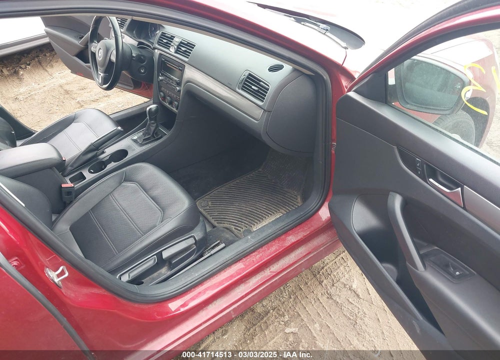 2015 VOLKSWAGEN PASSAT VIN: 1VWAT7A32FC029372
