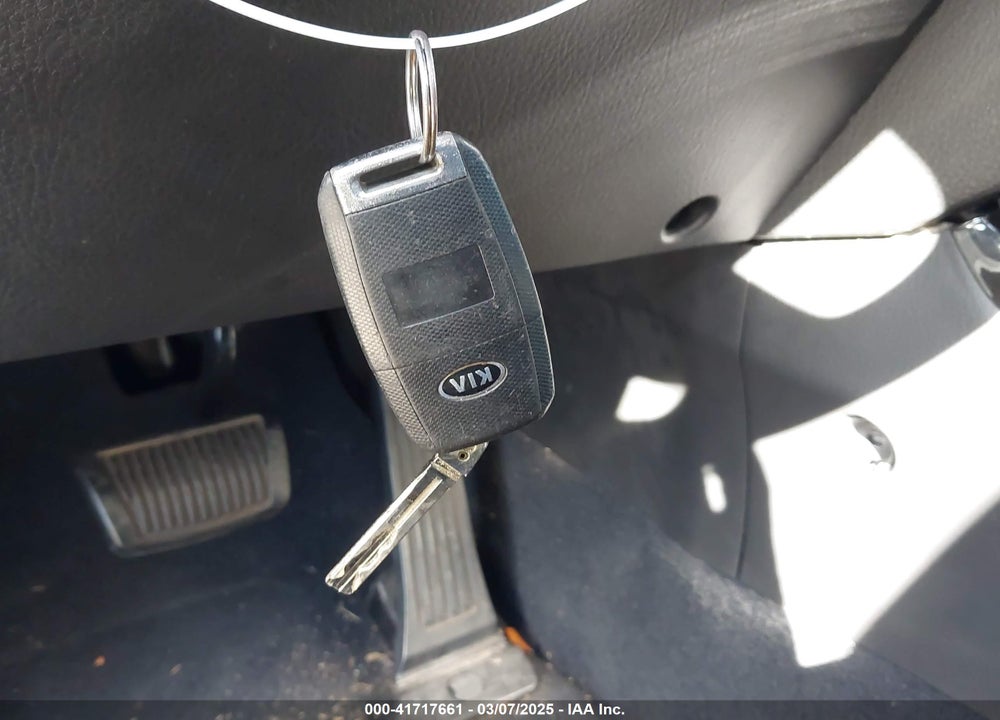 2014 KIA SORENTO VIN: 5XYKT3A65EG425669