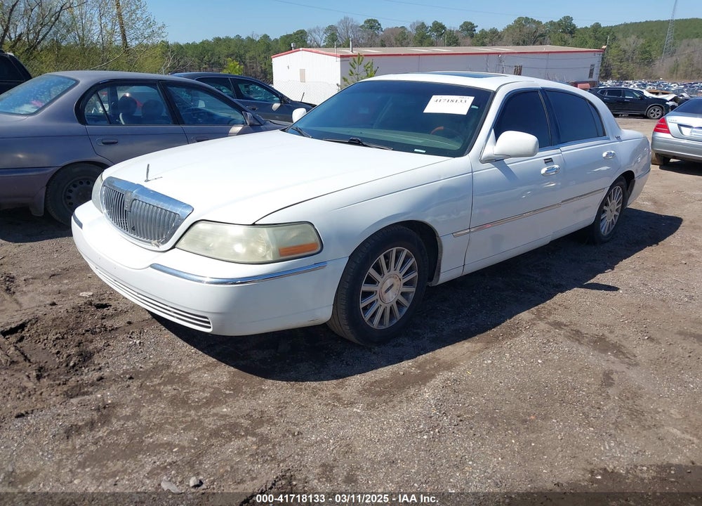 2005 LINCOLN TOWN CAR VIN: 1LNHM82W05Y621931