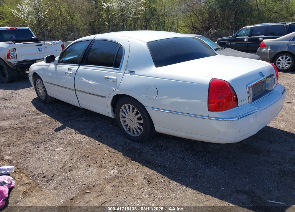 2005 LINCOLN TOWN CAR VIN: 1LNHM82W05Y621931