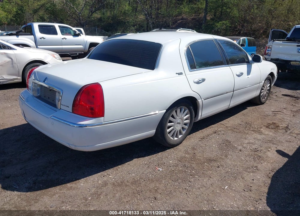 2005 LINCOLN TOWN CAR VIN: 1LNHM82W05Y621931
