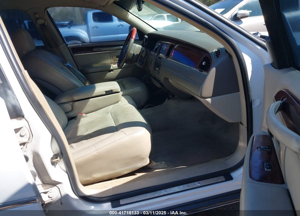 2005 LINCOLN TOWN CAR VIN: 1LNHM82W05Y621931