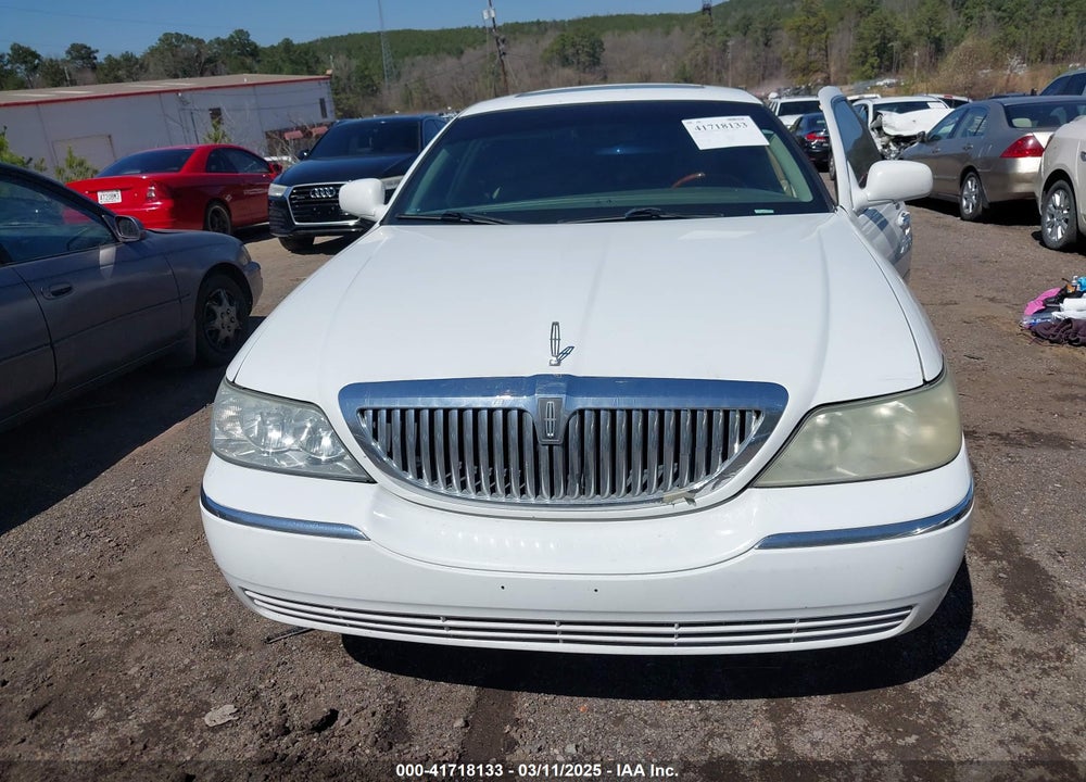 2005 LINCOLN TOWN CAR VIN: 1LNHM82W05Y621931