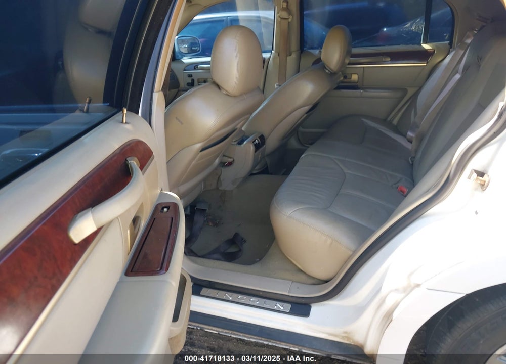 2005 LINCOLN TOWN CAR VIN: 1LNHM82W05Y621931