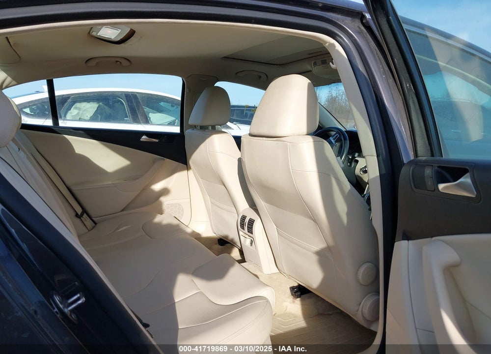 2010 VOLKSWAGEN PASSAT VIN: WVWJK7AN0AE070491
