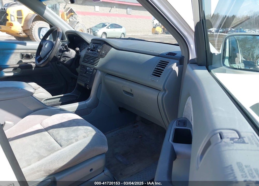 2005 HONDA PILOT EX VIN: 5FNYF18405B062067