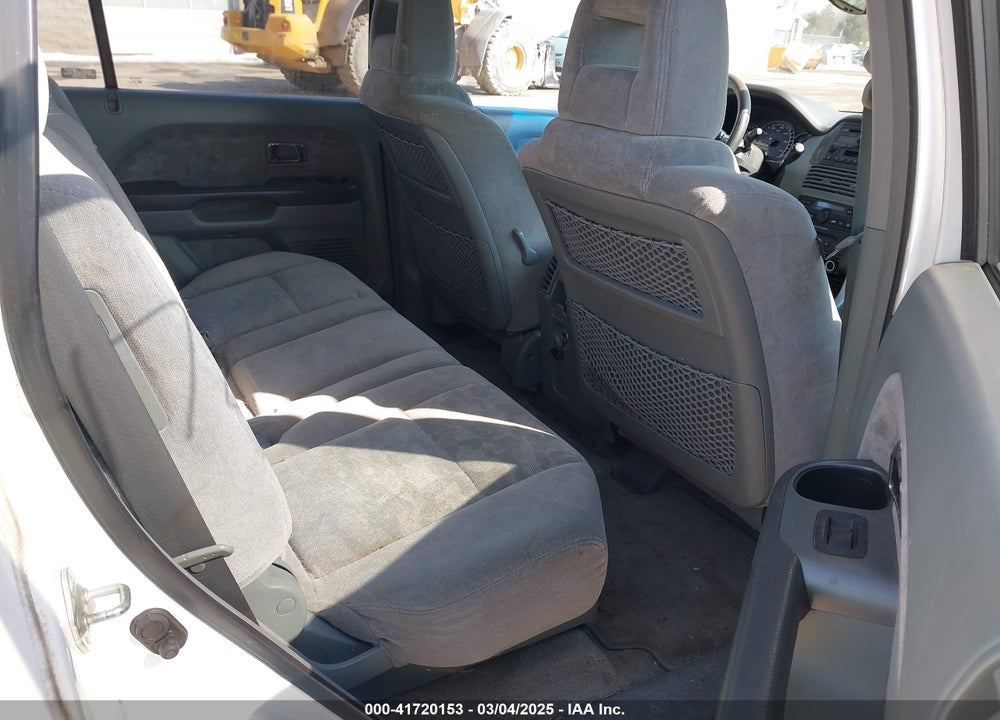 2005 HONDA PILOT EX VIN: 5FNYF18405B062067
