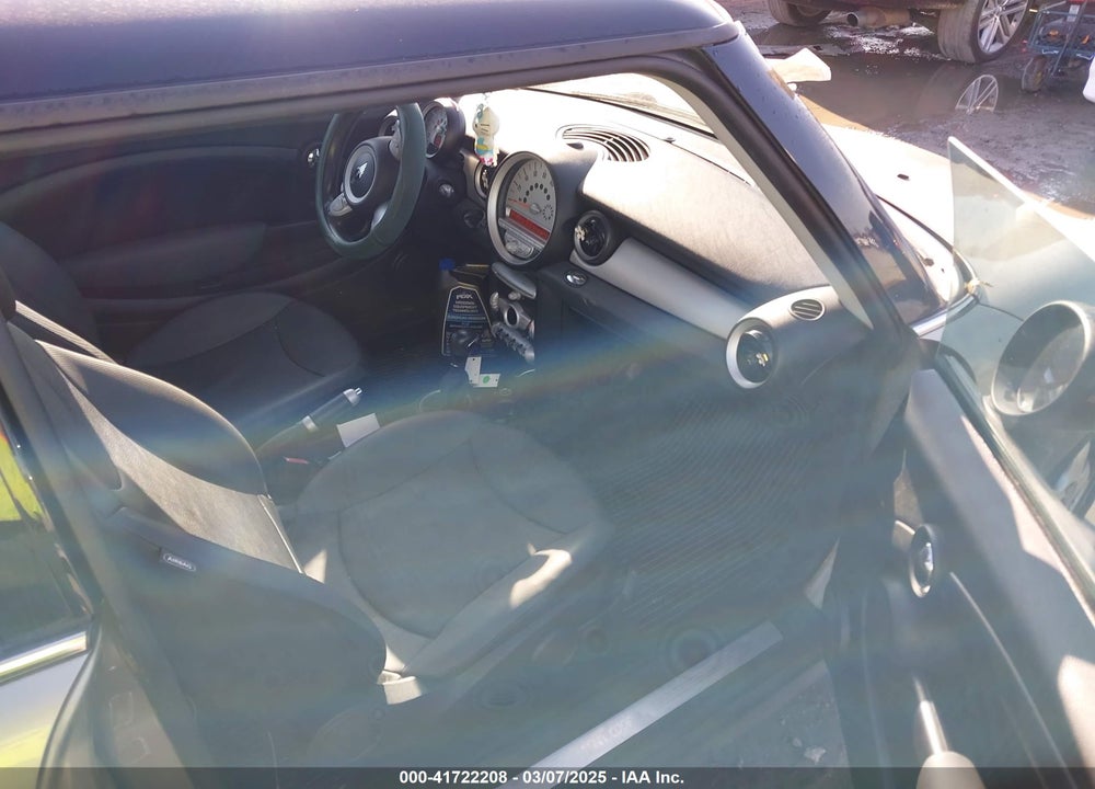 2009 MINI COOPER VIN: WMWMF33599TW70776