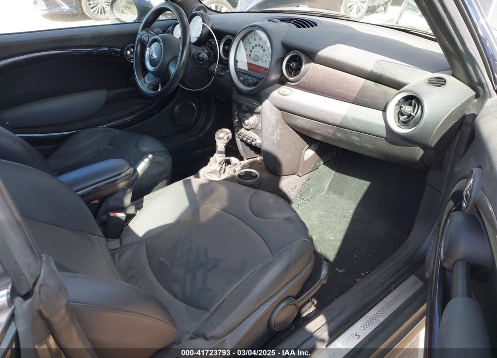 2011 MINI COOPER S VIN: WMWZP3C56BTX82699
