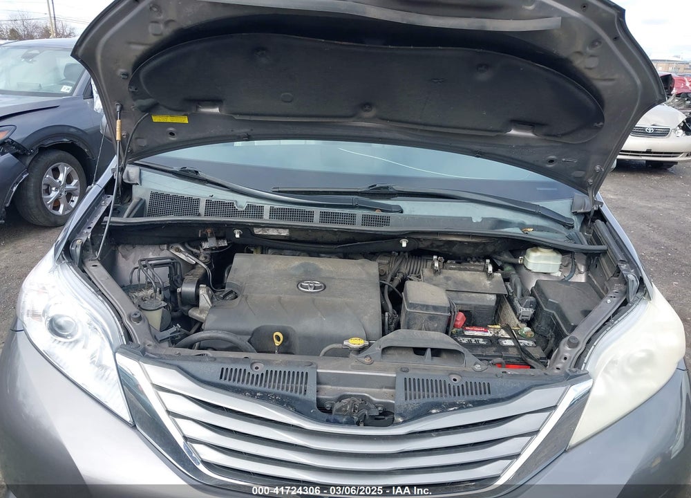2014 TOYOTA SIENNA XLE V6 8 PASSENGER VIN: 5TDYK3DC6ES514460