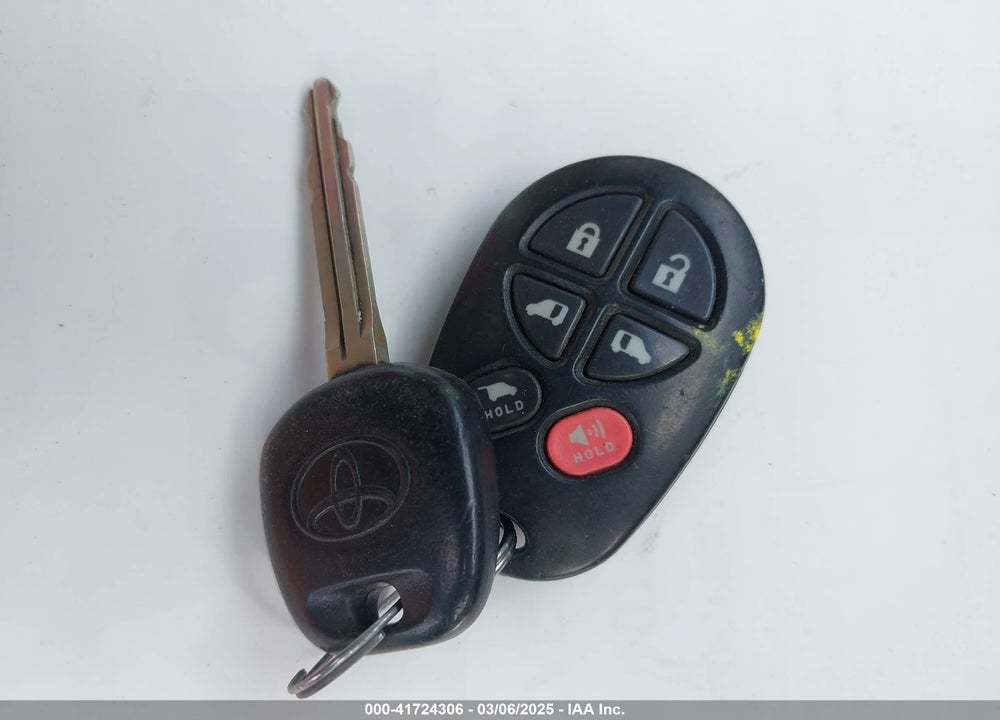 2014 TOYOTA SIENNA XLE V6 8 PASSENGER VIN: 5TDYK3DC6ES514460
