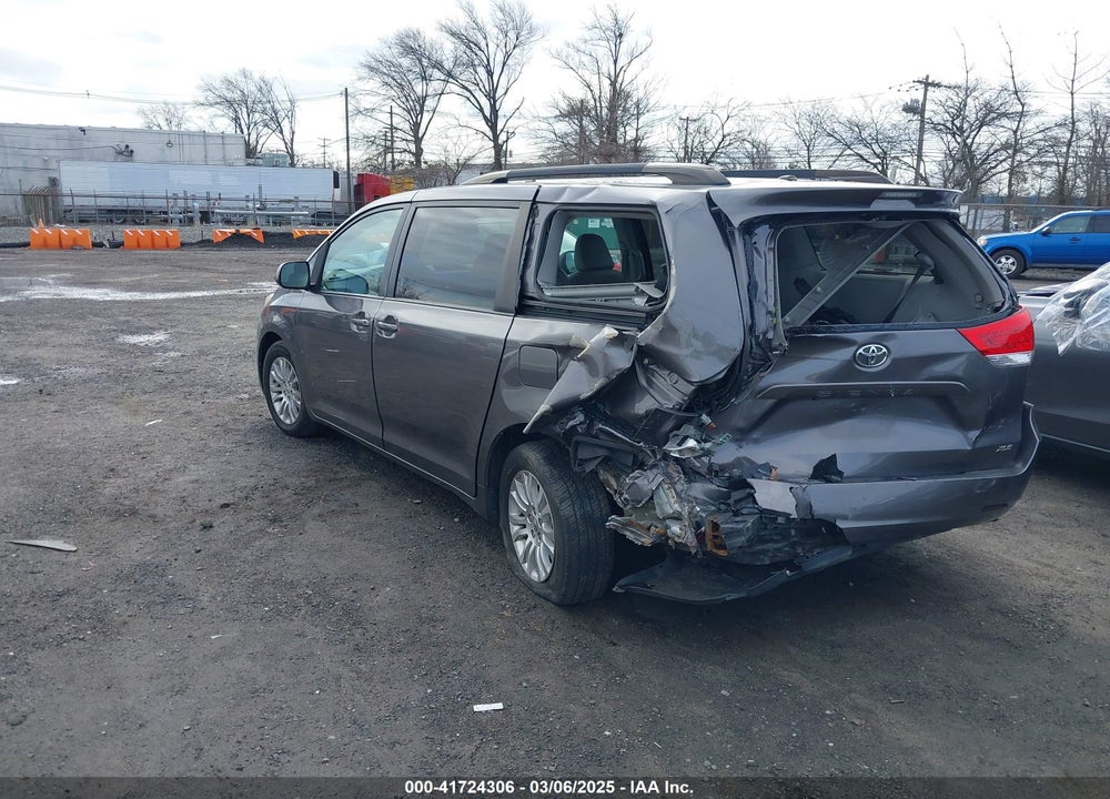 2014 TOYOTA SIENNA XLE V6 8 PASSENGER VIN: 5TDYK3DC6ES514460