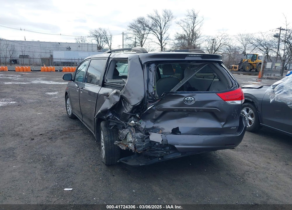 2014 TOYOTA SIENNA XLE V6 8 PASSENGER VIN: 5TDYK3DC6ES514460