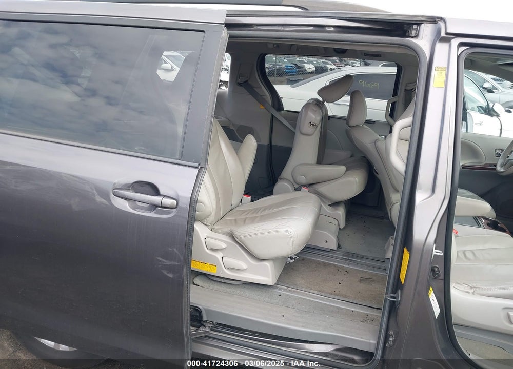2014 TOYOTA SIENNA XLE V6 8 PASSENGER VIN: 5TDYK3DC6ES514460