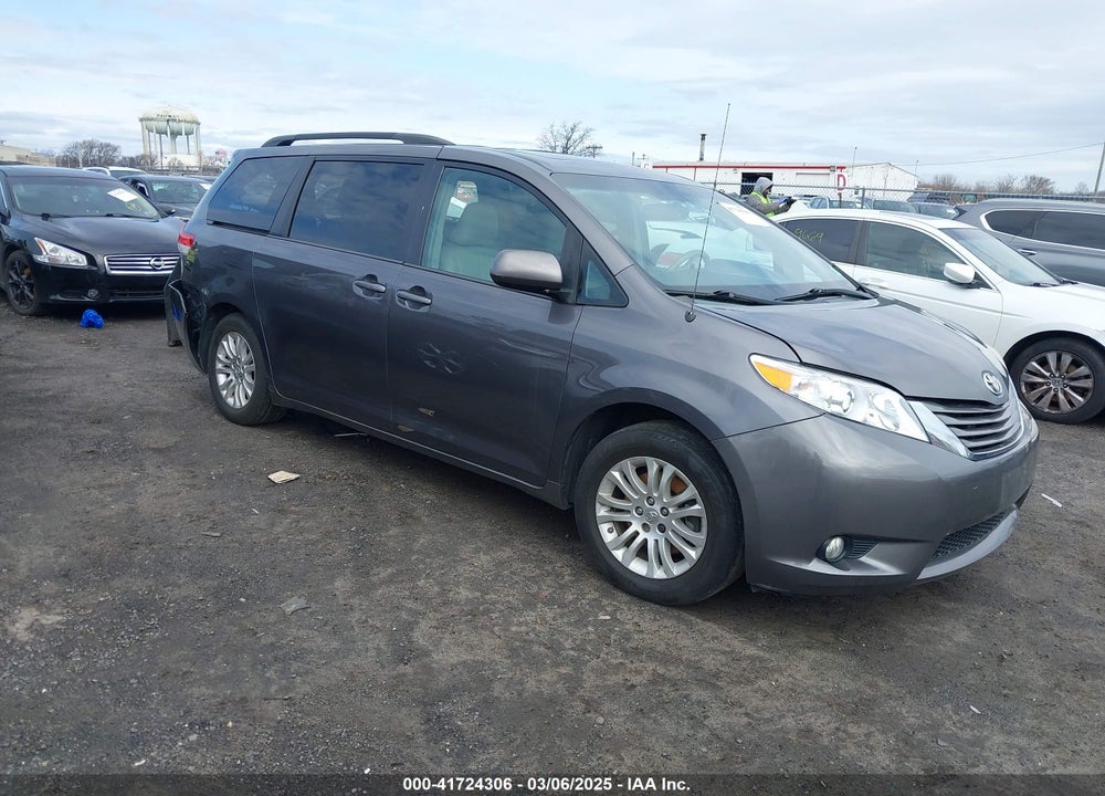 2014 TOYOTA SIENNA XLE V6 8 PASSENGER VIN: 5TDYK3DC6ES514460