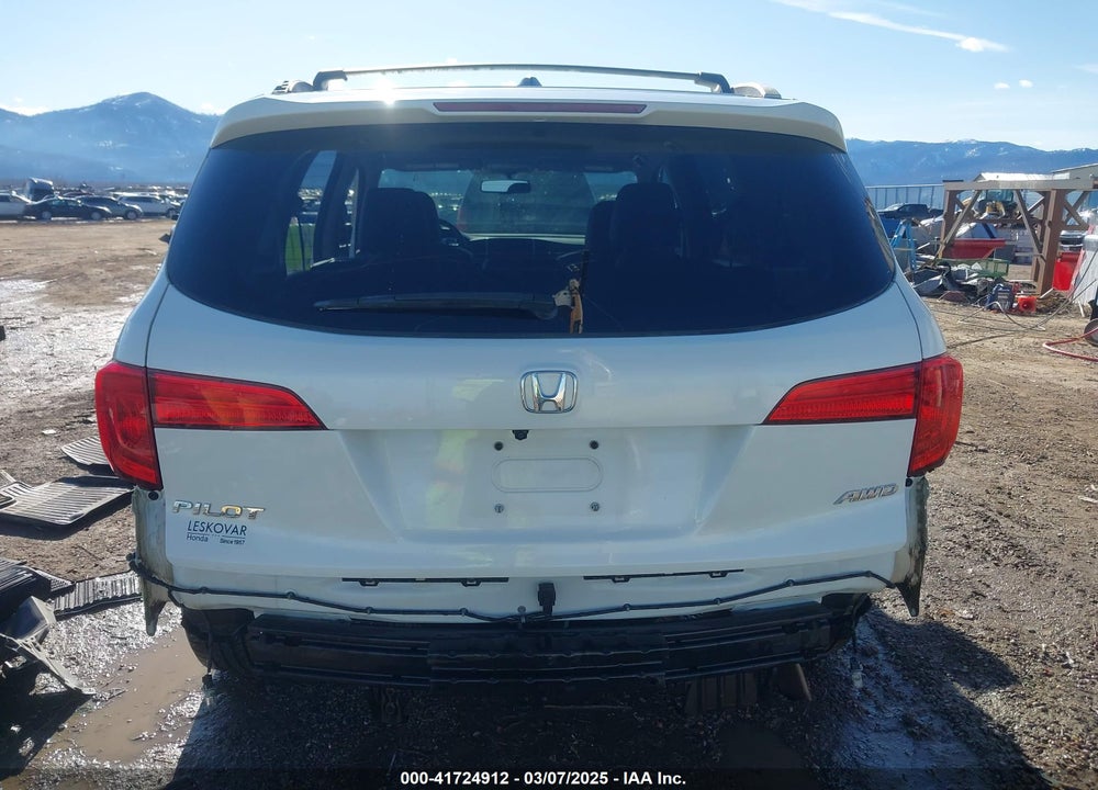2018 HONDA PILOT VIN: 5FNYF6H57JB008572