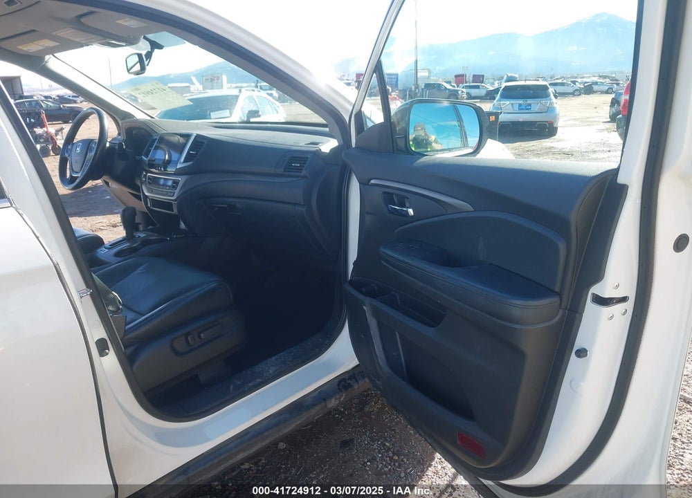 2018 HONDA PILOT VIN: 5FNYF6H57JB008572