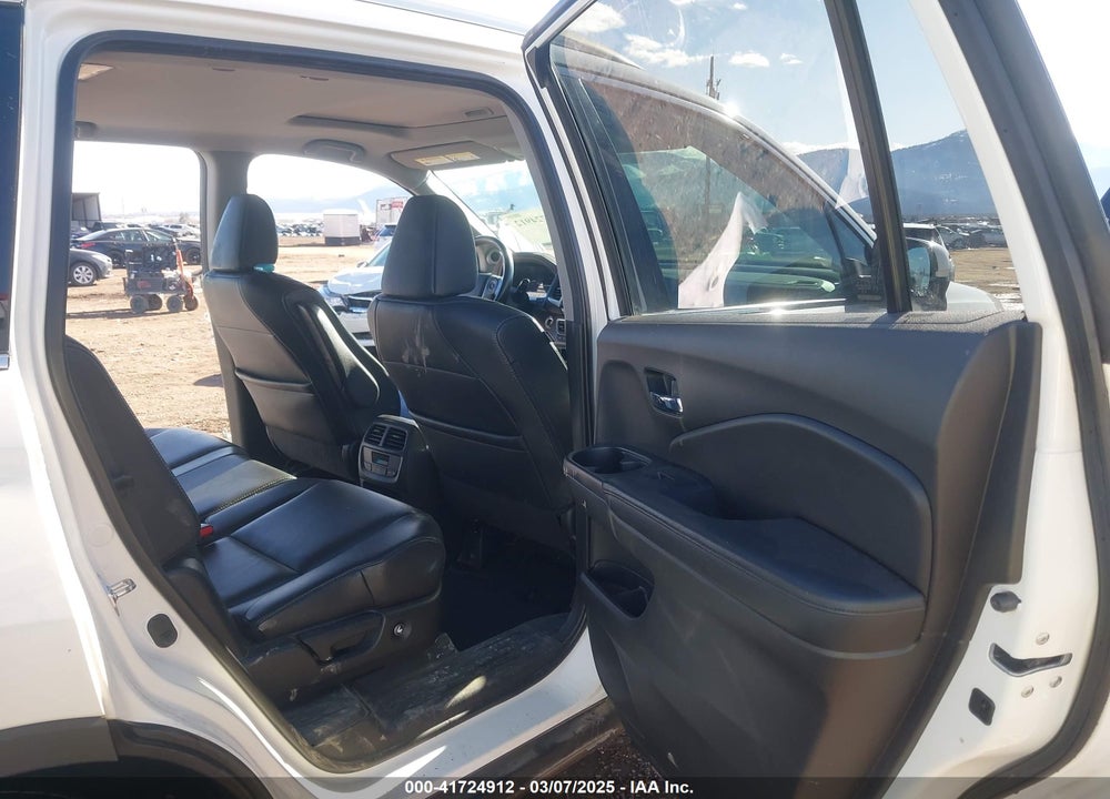 2018 HONDA PILOT VIN: 5FNYF6H57JB008572