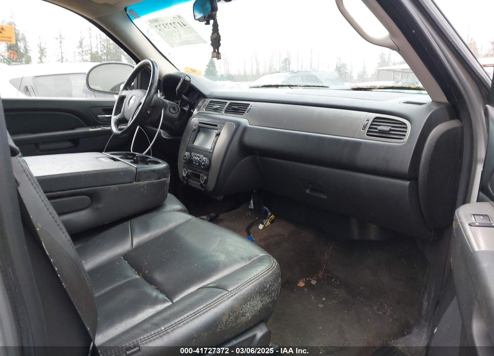 2010 CHEVROLET SUBURBAN 1500 VIN: 1GNUKHE33AR254447