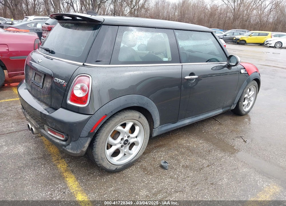 2011 MINI COOPER S VIN: WMWSV3C57BTY11344