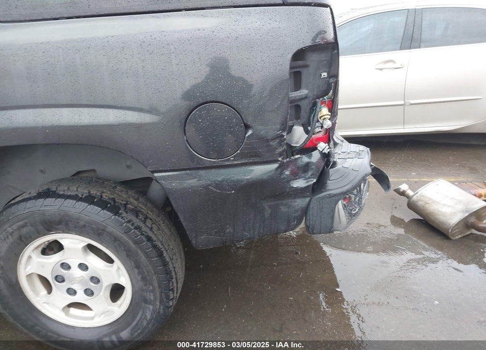 2005 CHEVROLET TAHOE LS VIN: 1GNEC13V95J257290