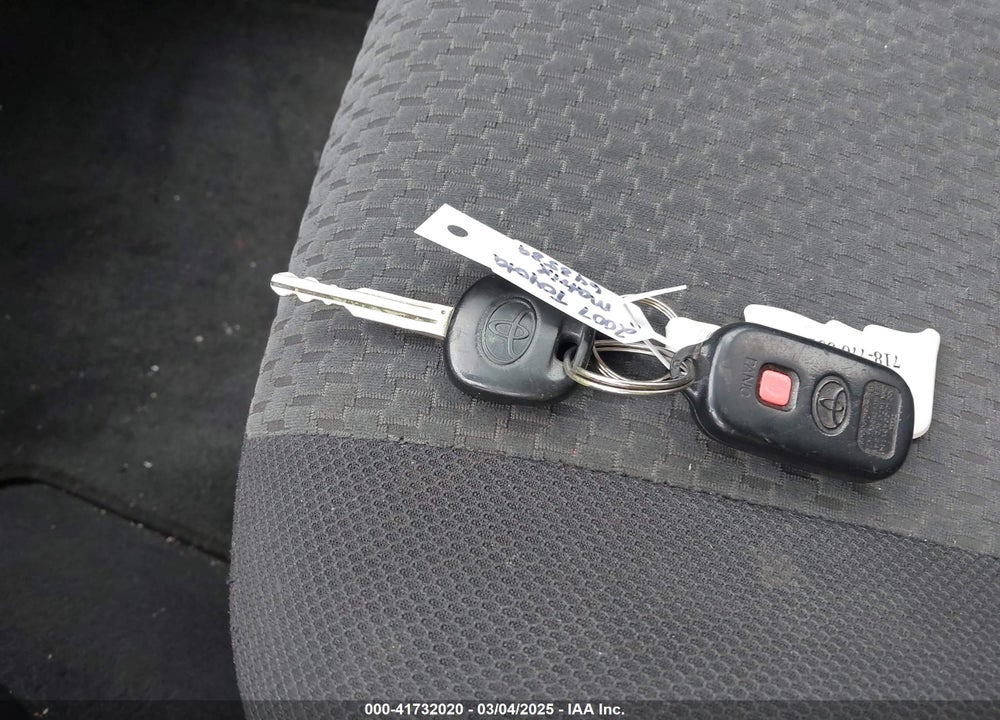 2007 TOYOTA MATRIX VIN: 2T1KR32E07C648589