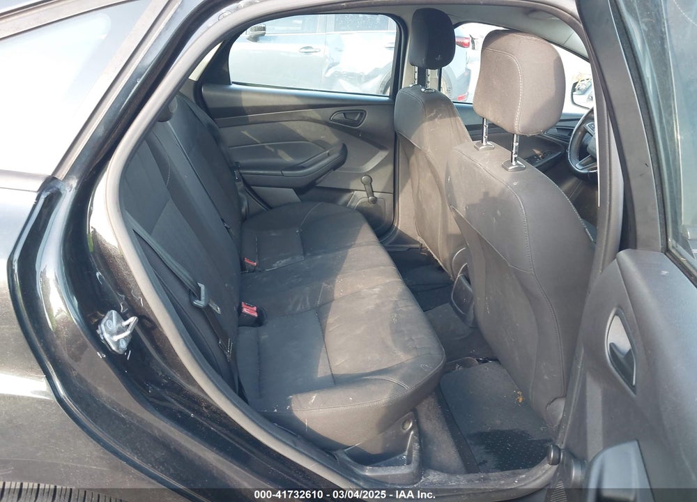 2015 FORD FOCUS VIN: 1FADP3E22FL215921