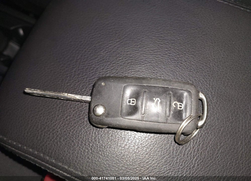 2011 VOLKSWAGEN TIGUAN S VIN: WVGBV7AX7BW547146