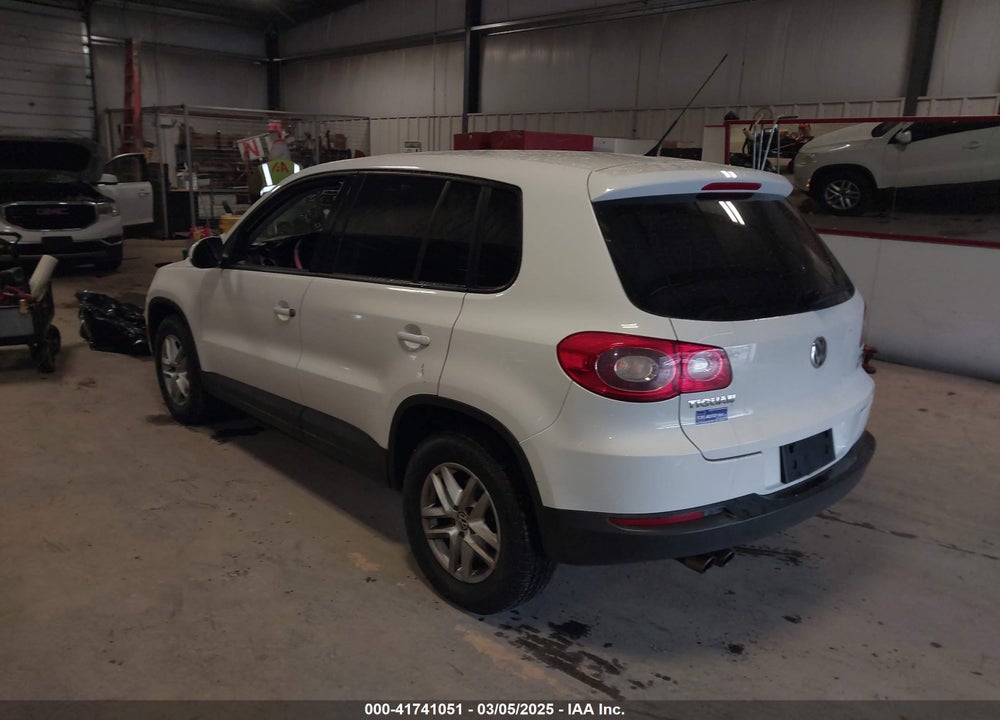 2011 VOLKSWAGEN TIGUAN S VIN: WVGBV7AX7BW547146