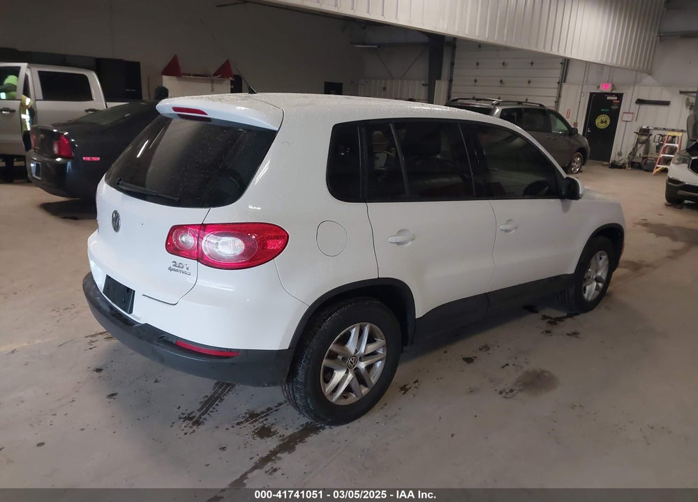 2011 VOLKSWAGEN TIGUAN S VIN: WVGBV7AX7BW547146
