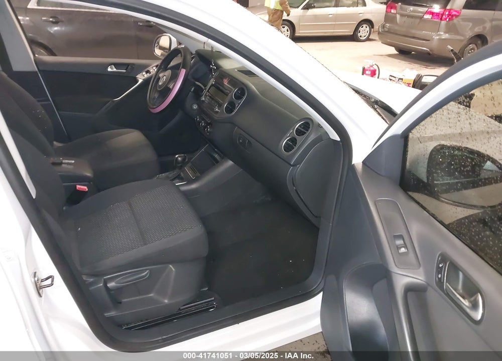 2011 VOLKSWAGEN TIGUAN S VIN: WVGBV7AX7BW547146