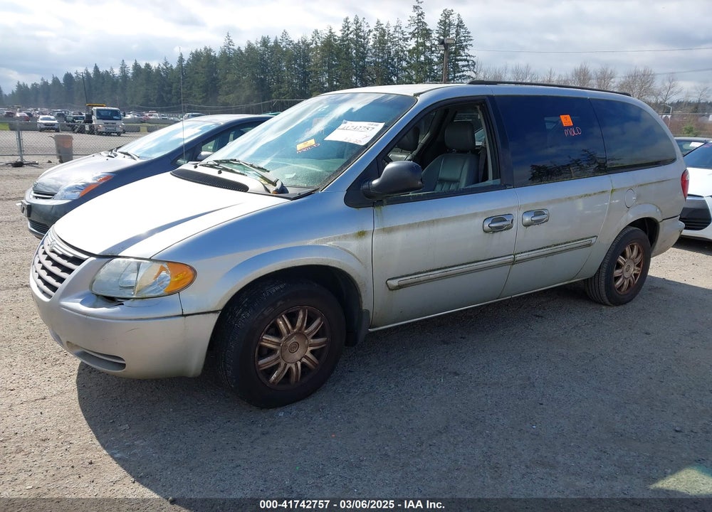 2005 CHRYSLER TOWN & COUNTRY VIN: 2C4GP54L15R284196