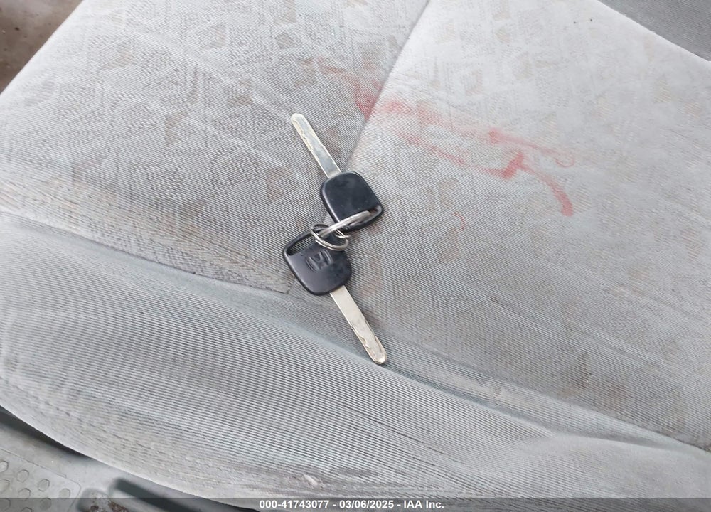 2003 HONDA PILOT LX VIN: 2HKYF181X3H610581
