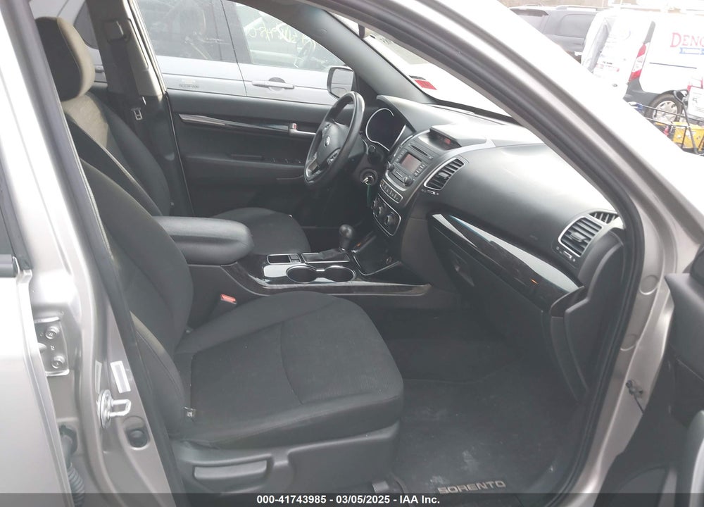 2015 KIA SORENTO LX V6 VIN: 5XYKTDA78FG646411