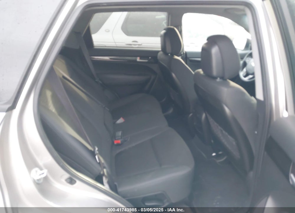 2015 KIA SORENTO LX V6 VIN: 5XYKTDA78FG646411