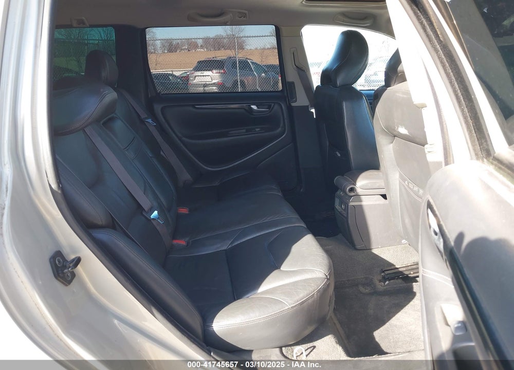 2002 VOLVO V70 VIN: YV1SW61R022216875