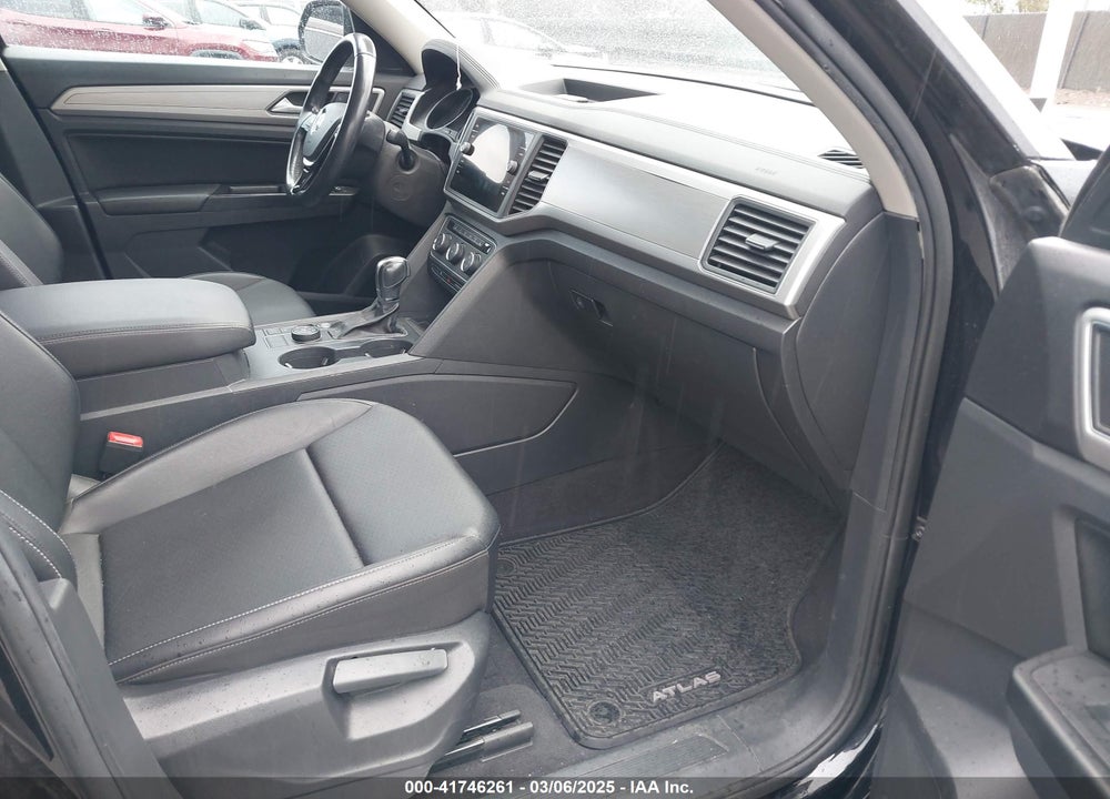 2018 VOLKSWAGEN ATLAS VIN: 1V2KR2CA1JC543807