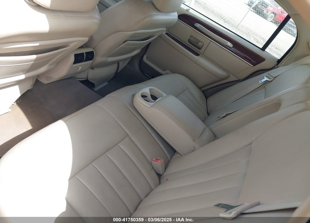 2003 LINCOLN TOWN CAR EXECUTIVE VIN: 1LNHM81W53Y630266