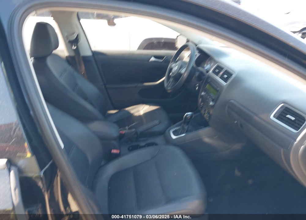2014 VOLKSWAGEN JETTA VIN: 3VWD17AJ1EM238553