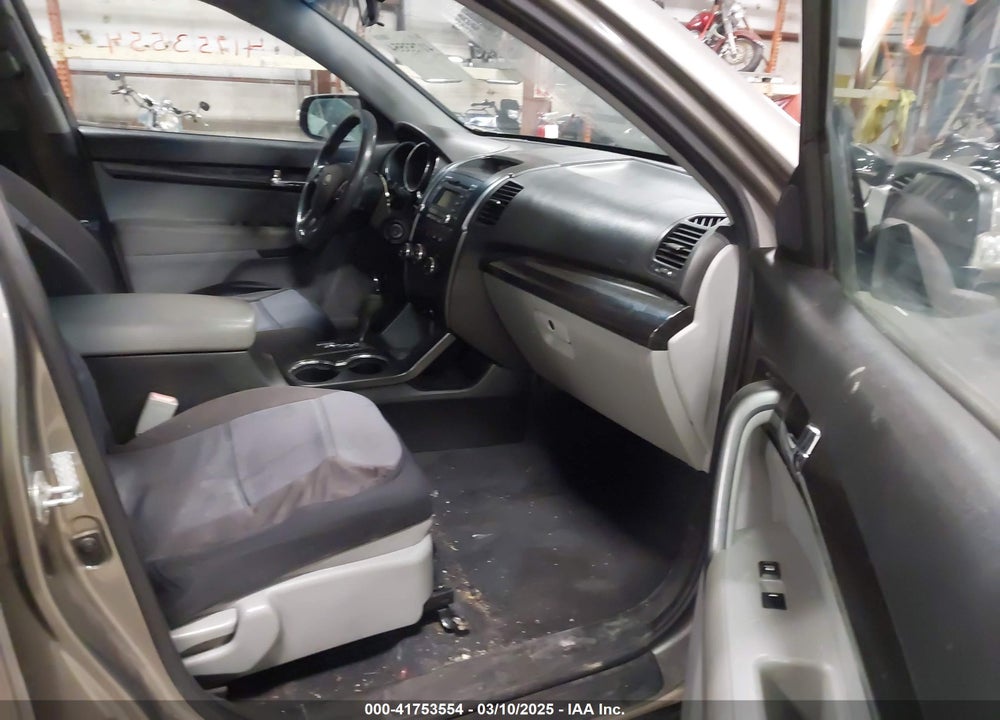 2011 KIA SORENTO VIN: 5XYKT4A2XBG113975