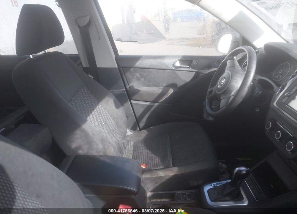 2011 VOLKSWAGEN TIGUAN VIN: WVGBV7AX7BW549852
