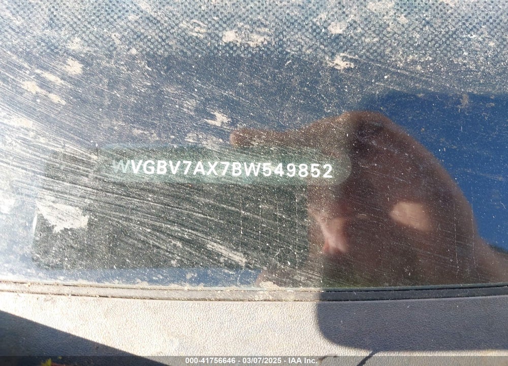 2011 VOLKSWAGEN TIGUAN VIN: WVGBV7AX7BW549852