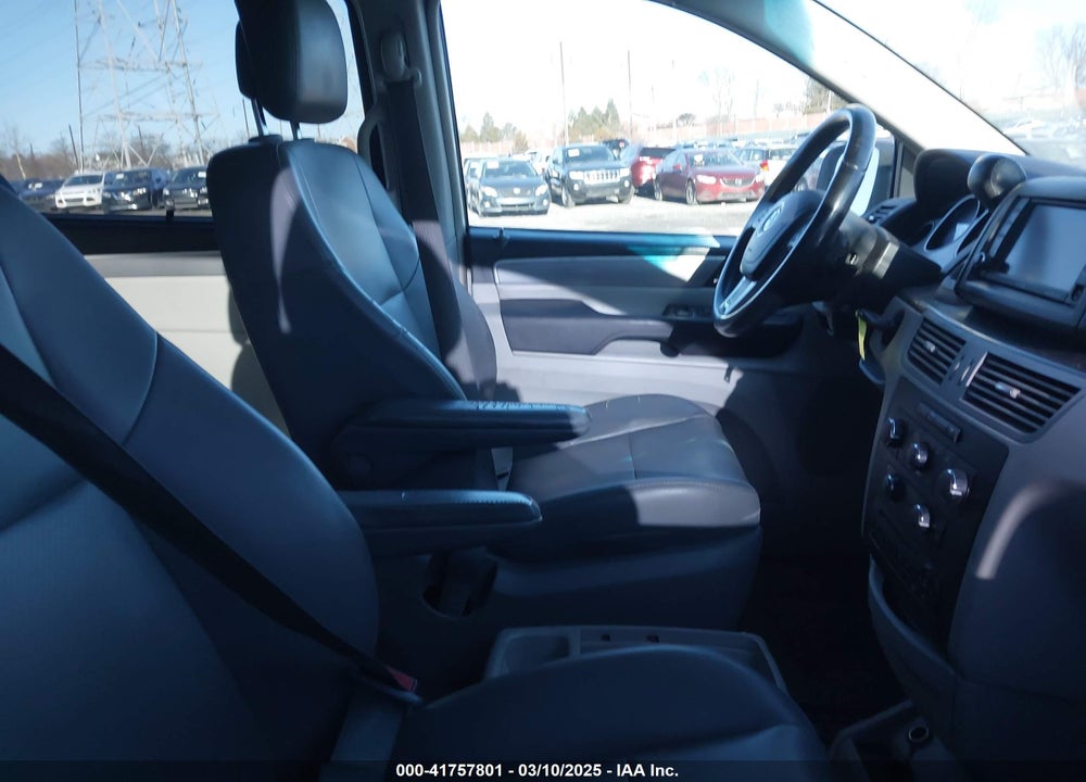 2012 VOLKSWAGEN ROUTAN VIN: 2C4RVABG8CR217704
