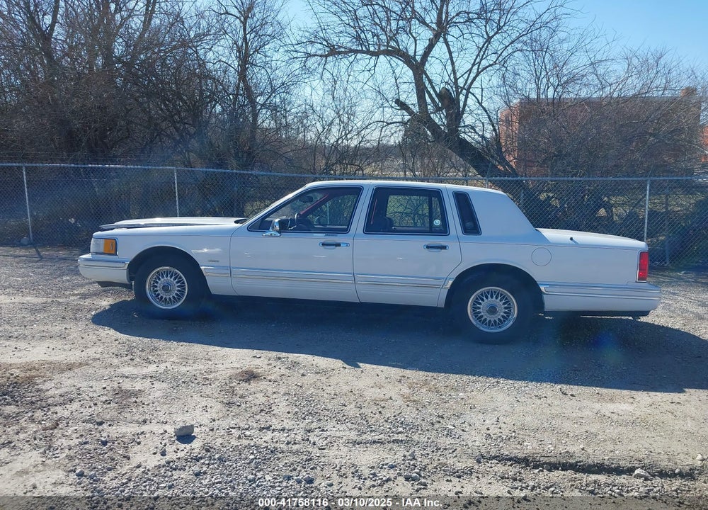1992 LINCOLN TOWN CAR VIN: 1LNLM82W7NY664219