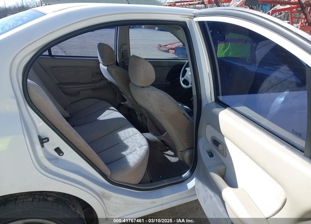 2005 HYUNDAI ELANTRA VIN: KMHDN46D25U029337