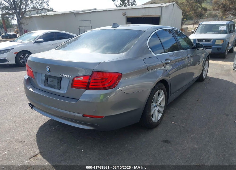 2011 BMW 528I VIN: WBAFR1C58BC744389